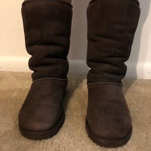 Woman’s brown tall uggs Sz 6